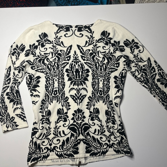 Black and White floural Patterned double zipper Sweater - Picture 8 of 9